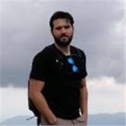 Junger Ingenieur gibt Unterricht in Mathe und Physik